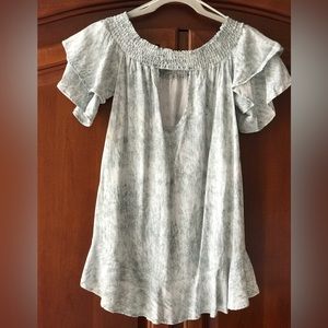 Ladies Top By Romeo & Juliet Couture In Size M. Light Gray and White